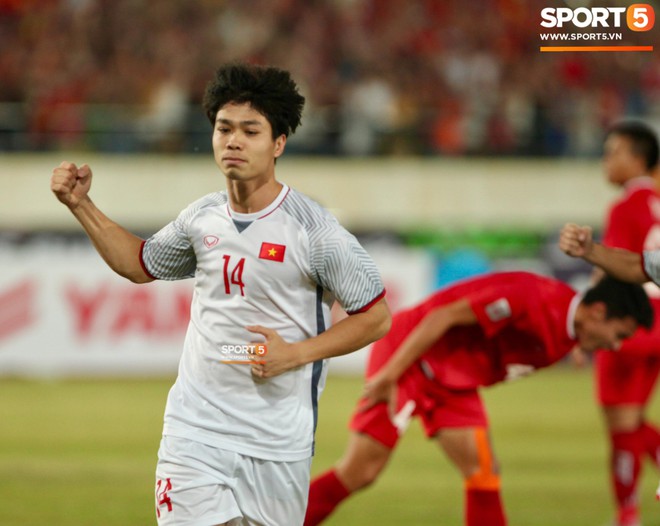 Đoàn Văn Hậu dùng tay chơi bóng, nhận thẻ vàng tại AFF CUP 2018 - Ảnh 6.