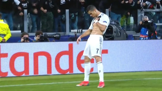 Ronaldo có pha ăn mừng sexy hết nấc sau khi ghi bàn vào lưới MU - Ảnh 6.