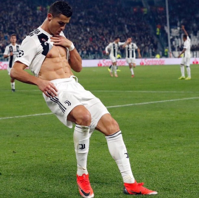 Ronaldo có pha ăn mừng sexy hết nấc sau khi ghi bàn vào lưới MU - Ảnh 4.