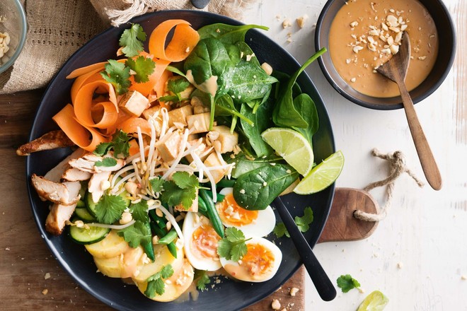 Không chỉ gồm rau củ, món salad truyền thống ở các nước được chế biến cầu kì và tinh tế như thế này đây - Ảnh 2.