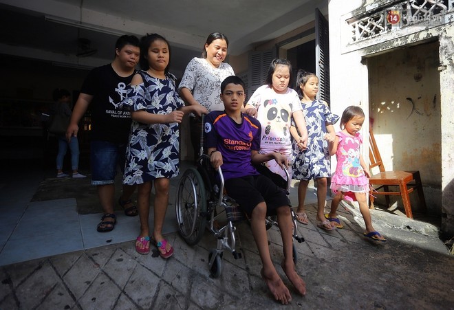 Chuyện của má Loan và những đứa con đặc biệt: Từ bỏ giảng đường, vào Hội An chăm sóc trẻ mồ côi khuyết tật - Ảnh 1.