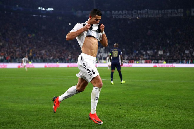 Ronaldo có pha ăn mừng sexy hết nấc sau khi ghi bàn vào lưới MU- Ảnh 2.