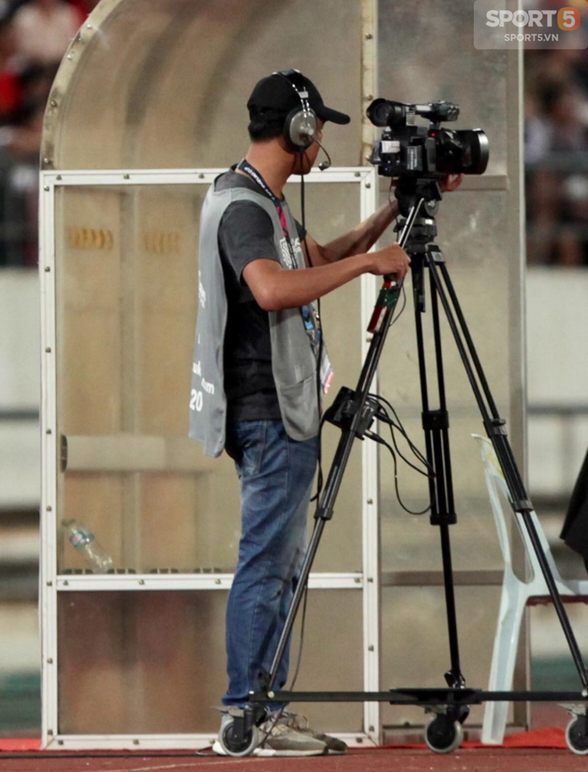 Lào vs Việt Nam AFF CUP 2018: Khán giả ức chế tột độ vì cameraman - Ảnh 2.