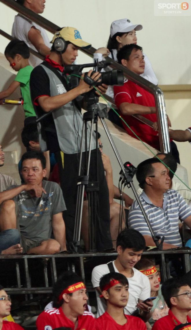 Lào vs Việt Nam AFF CUP 2018: Khán giả ức chế tột độ vì cameraman - Ảnh 3.