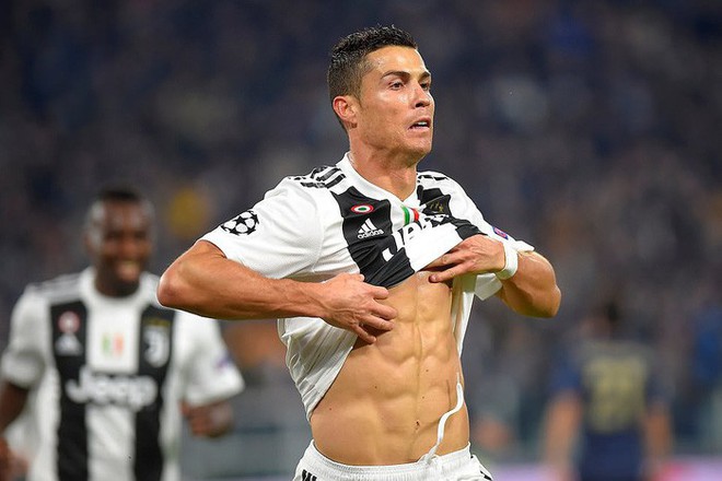 Ronaldo có pha ăn mừng sexy hết nấc sau khi ghi bàn vào lưới MU - Ảnh 3.