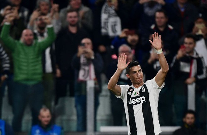 Ronaldo có pha ăn mừng sexy hết nấc sau khi ghi bàn vào lưới MU - Ảnh 8.