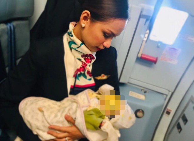 Hình ảnh Nữ tiếp viên hàng không cho em bé bú vì mẹ bé không mang theo sữa gây tranh cãi trên MXH - Ảnh 2.
