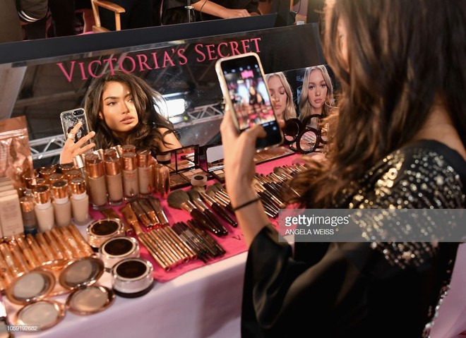 Hậu trường Victoria’s Secret Show 2018: Không diện áo choàng hồng như mọi năm, dàn mẫu diện áo đen siêu quyến rũ - Ảnh 23.