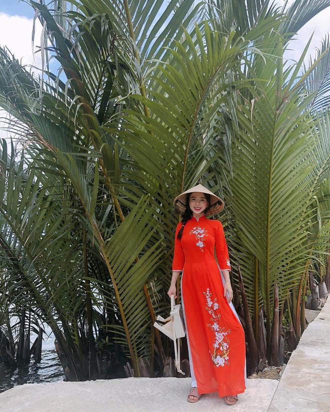 Thi&ecirc;n thần nội y H&agrave;n Quốc Lee Ha Neul đang thăm th&uacute; Hội An, khoe ảnh mặc &aacute;o d&agrave;i đội n&oacute;n l&aacute; - Ảnh 1.