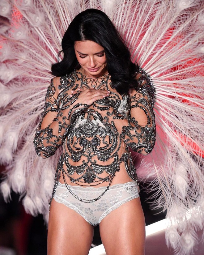 Chia tay thiên thần khóc” Adriana Lima - cô gái dành cả thanh xuân để tỏa sáng trên sàn diễn Victorias Secret Fashion Show - Ảnh 2.