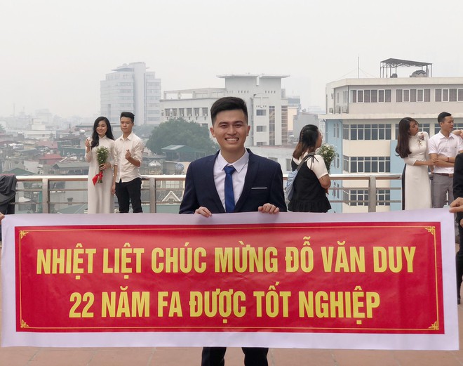 Tốt nghiệp ĐH, nam sinh được bạn bè in băng rôn Chúc mừng 22 năm FA mang đến trường để bóc phốt không có người yêu - Ảnh 1.