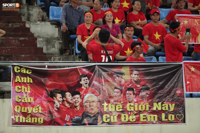 Đây mới là lý do khiến cầu thủ Lào chạnh lòng sau trận thua Việt Nam ở AFF Cup 2018 - Ảnh 7.