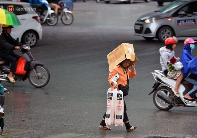 Chùm ảnh: Hà Nội giảm nhiệt độ, người mặc áo khoác dày, người quần đùi áo cộc xuống phố - Ảnh 8.