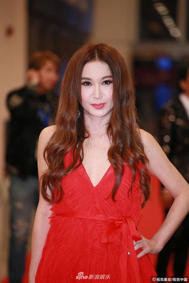 Thảm đỏ Hoa Đỉnh: Hoa hậu Hong Kong diện đầm xuyên thấu khoe body, Ngô Cẩn Ngôn bánh bèo với váy xẻ sâu - Ảnh 10.