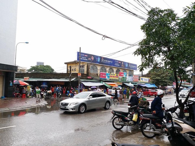 Vụ chủ xe máy vác dao đuổi chém tài xế ô tô: Tôi không dám chạy vì vợ tôi đứng cạnh đó - Ảnh 2.