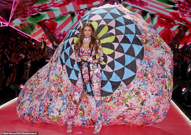Gigi Hadid diễn nội y mà dân tình tưởng như cô nàng đang vác khinh khí cầu lên sàn diễn của Victorias Secret - Ảnh 2.