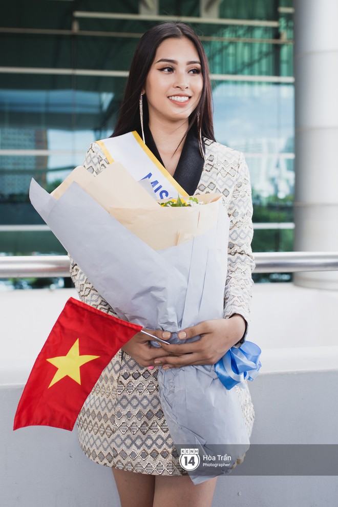 Mẹ c&ugrave;ng người h&acirc;m mộ tiễn Trần Tiểu Vy l&ecirc;n đường sang Trung Quốc chinh chiến Miss World 2018 - Ảnh 4.