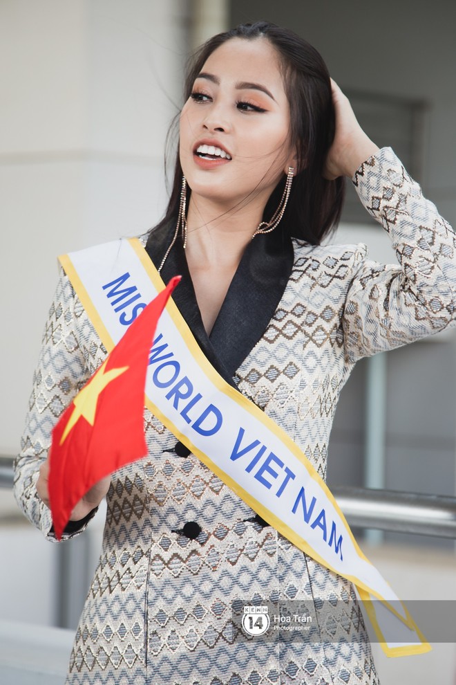 Mẹ cùng người hâm mộ tiễn Trần Tiểu Vy lên đường sang Trung Quốc chinh chiến Miss World 2018 - Ảnh 2.