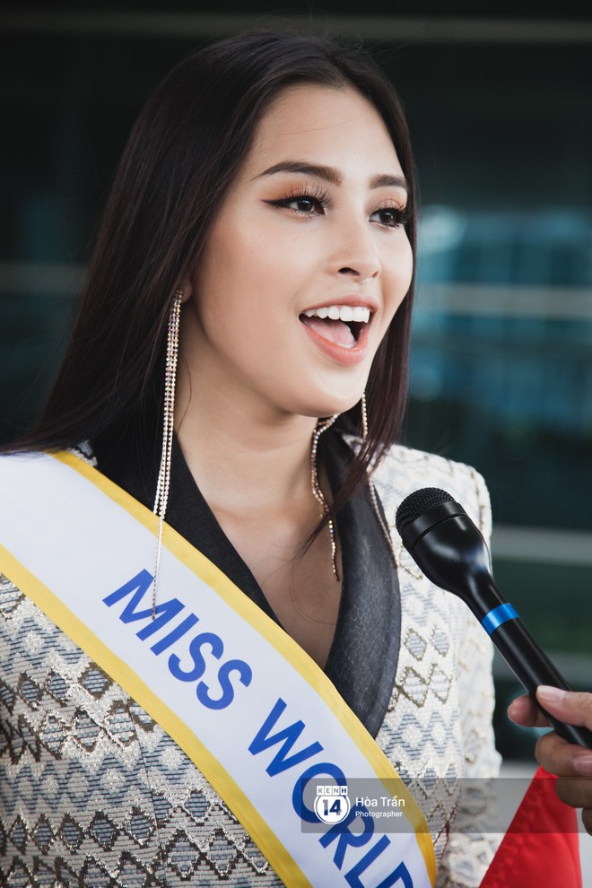 Mẹ c&ugrave;ng người h&acirc;m mộ tiễn Trần Tiểu Vy l&ecirc;n đường sang Trung Quốc chinh chiến Miss World 2018 - Ảnh 13.