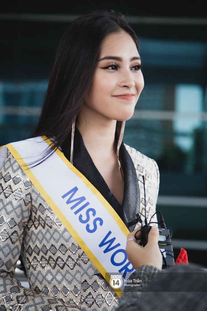 Mẹ cùng người hâm mộ tiễn Trần Tiểu Vy lên đường sang Trung Quốc chinh chiến Miss World 2018 - Ảnh 12.