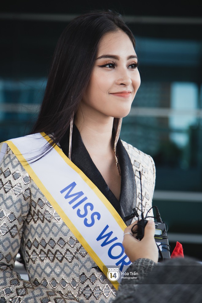 Mẹ c&ugrave;ng người h&acirc;m mộ tiễn Trần Tiểu Vy l&ecirc;n đường sang Trung Quốc chinh chiến Miss World 2018 - Ảnh 12.
