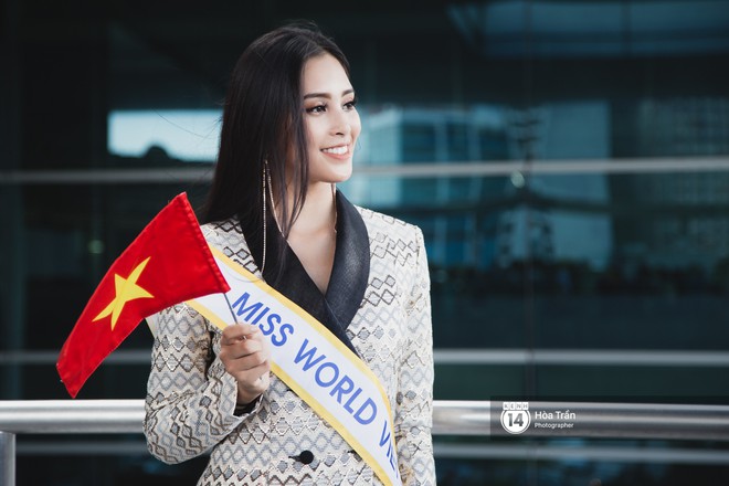 Mẹ c&ugrave;ng người h&acirc;m mộ tiễn Trần Tiểu Vy l&ecirc;n đường sang Trung Quốc chinh chiến Miss World 2018 - Ảnh 1.