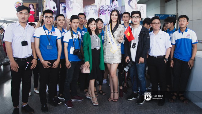 Mẹ c&ugrave;ng người h&acirc;m mộ tiễn Trần Tiểu Vy l&ecirc;n đường sang Trung Quốc chinh chiến Miss World 2018 - Ảnh 10.