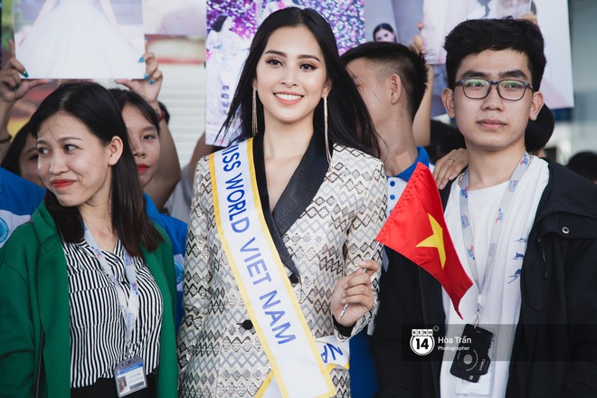 Mẹ c&ugrave;ng người h&acirc;m mộ tiễn Trần Tiểu Vy l&ecirc;n đường sang Trung Quốc chinh chiến Miss World 2018 - Ảnh 9.