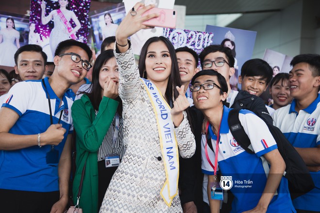 Mẹ c&ugrave;ng người h&acirc;m mộ tiễn Trần Tiểu Vy l&ecirc;n đường sang Trung Quốc chinh chiến Miss World 2018 - Ảnh 8.