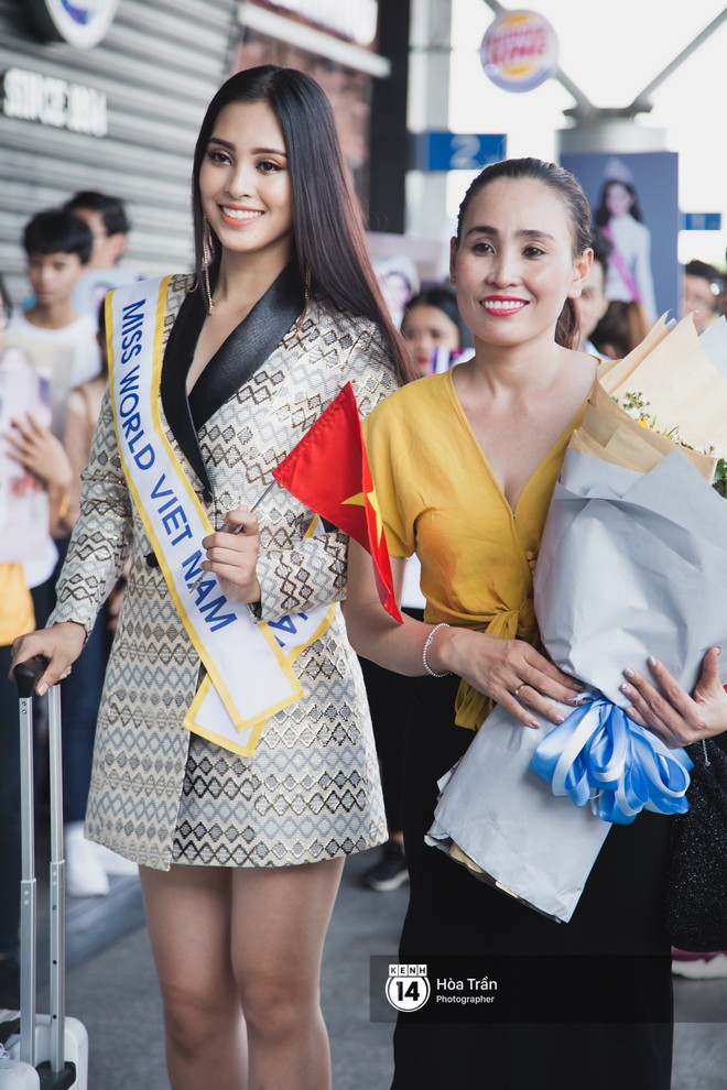 Mẹ c&ugrave;ng người h&acirc;m mộ tiễn Trần Tiểu Vy l&ecirc;n đường sang Trung Quốc chinh chiến Miss World 2018 - Ảnh 7.