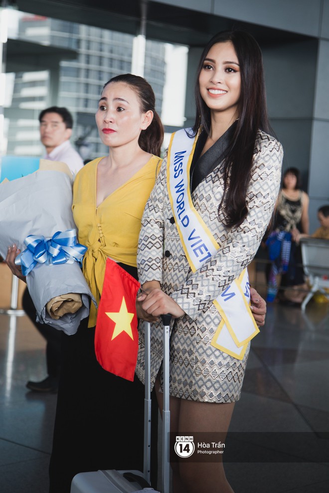 Mẹ cùng người hâm mộ tiễn Trần Tiểu Vy lên đường sang Trung Quốc chinh chiến Miss World 2018 - Ảnh 6.