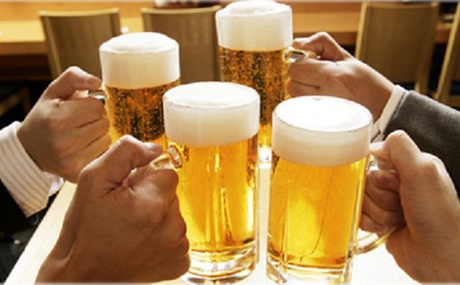 Đề xuất luật hóa việc cấm công chức, người lao động uống rượu bia trong giờ làm việc - Ảnh 1.