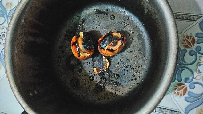Mẹ trẻ để nồi chim hầm ch&aacute;y đen, đội miếng xốp ra đường thay mũ bảo hiểm: H&oacute;a ra n&atilde;o c&aacute; v&agrave;ng sau sinh l&agrave; c&oacute; thật! - Ảnh 5.