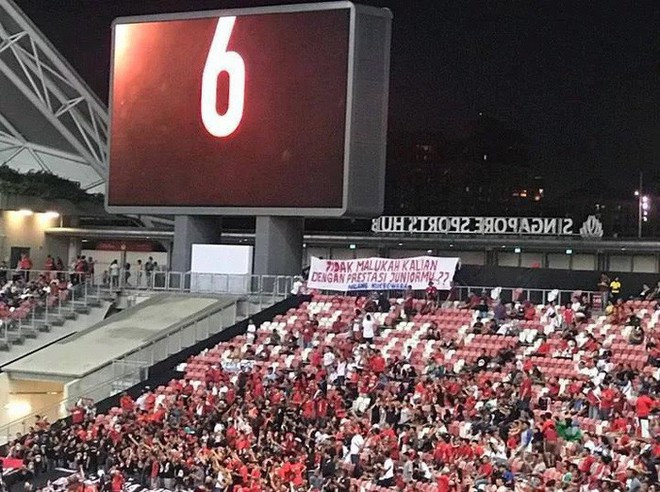 CĐV Indonesia d&ugrave;ng băng-r&ocirc;n chế giễu ch&iacute;nh đội tuyển con cưng trong trận mở m&agrave;n AFF Cup - Ảnh 2.