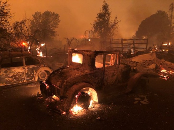 Cháy rừng “như tận thế” ở California (Mỹ) làm hàng nghìn người sơ tán - Ảnh 11.