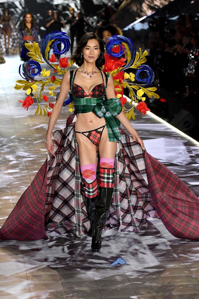 HOT: Chi&#234;m ngưỡng những h&#236;nh ảnh m&#227;n nh&#227;n của Victoria&#39;s Secret Fashion Show 2018 - Ảnh 17.