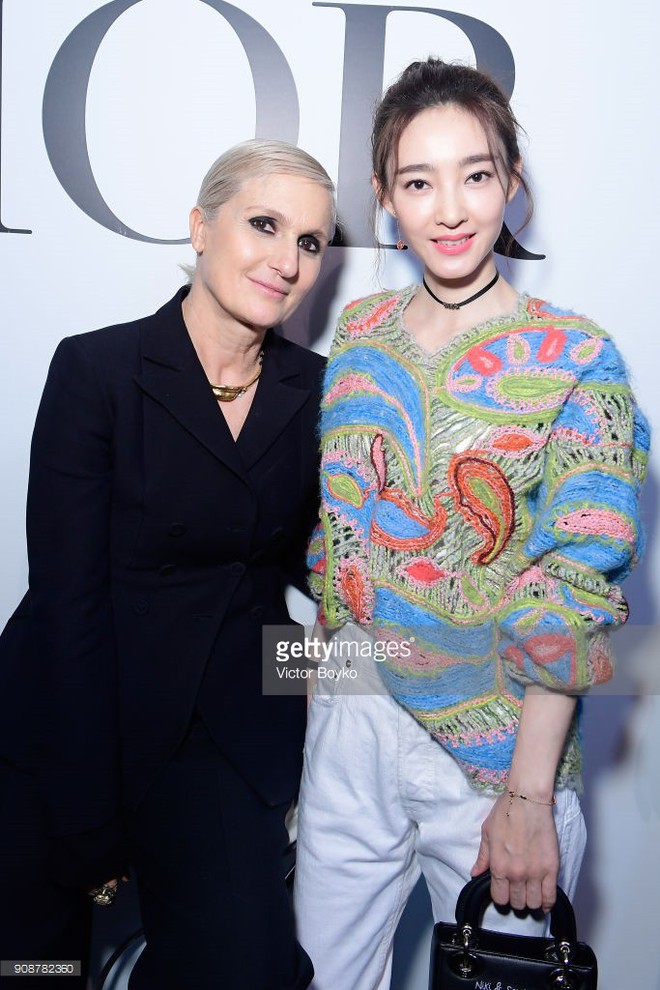 Dự show Dior, Song Hye Kyo may m&agrave; qu&aacute; đẹp mới đỡ được style sến kh&oacute; tả - Ảnh 12.