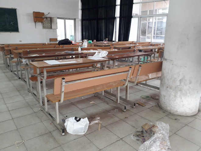 R&aacute;c ngập ph&ograve;ng sau tiết học từ giấy loại, tr&agrave; sữa đến đồ ăn, d&acirc;n mạng l&ecirc;n &aacute;n: &Yacute; thức sinh vi&ecirc;n b&acirc;y giờ k&eacute;m vậy sao? - Ảnh 1.