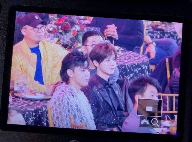Khoảnh khắc hot: Hai cựu thành viên EXO Ngô Diệc Phàm - Luhan tám rôm rả, ngồi cạnh nhau tại sự kiện iQiYi - Ảnh 2.