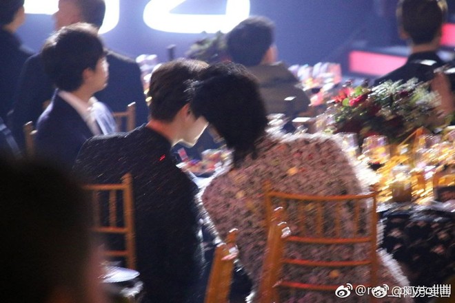 Khoảnh khắc hot: Hai cựu thành viên EXO Ngô Diệc Phàm - Luhan tám rôm rả, ngồi cạnh nhau tại sự kiện iQiYi - Ảnh 4.