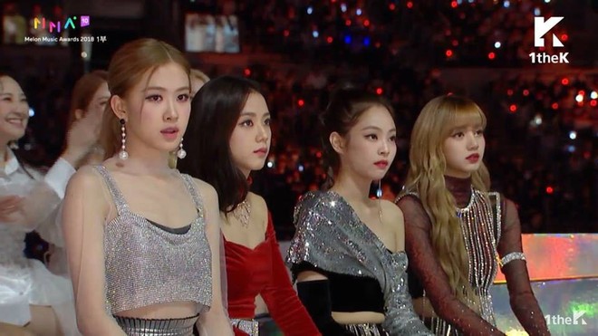 Quá mệt mỏi với những cáo buộc thiên vị, stylist YG quyết định cho Jennie quấn giẻ lên sân khấu Melon Music Award 2018 - Ảnh 2.