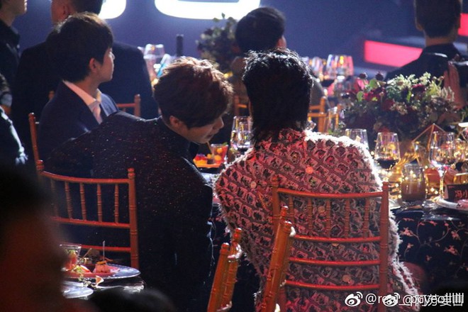 Khoảnh khắc hot: Hai cựu thành viên EXO Ngô Diệc Phàm - Luhan tám rôm rả, ngồi cạnh nhau tại sự kiện iQiYi - Ảnh 7.