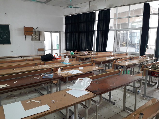 R&aacute;c ngập ph&ograve;ng sau tiết học từ giấy loại, tr&agrave; sữa đến đồ ăn, d&acirc;n mạng l&ecirc;n &aacute;n: &Yacute; thức sinh vi&ecirc;n b&acirc;y giờ k&eacute;m vậy sao? - Ảnh 2.