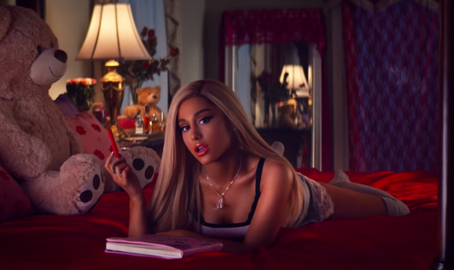 Ariana Grande vào vai cô nàng xấu tính không thể hợp hơn trong MV thank you, next - Ảnh 5.