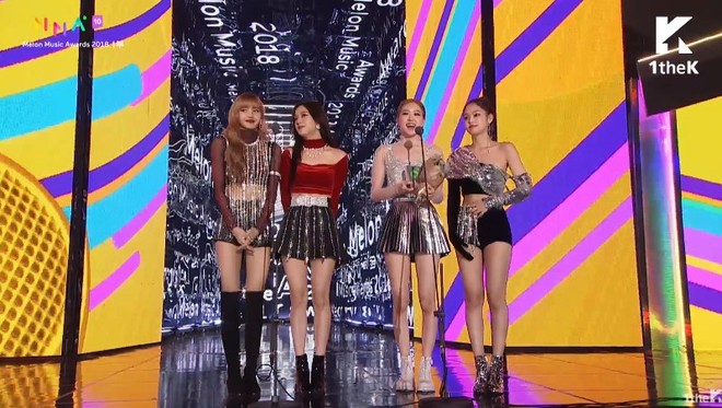 Quá mệt mỏi với những cáo buộc thiên vị, stylist YG quyết định cho Jennie quấn giẻ lên sân khấu Melon Music Award 2018 - Ảnh 3.