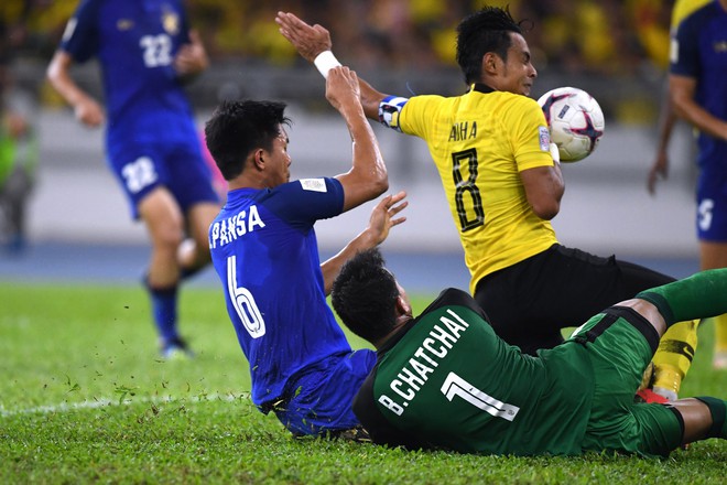 H&agrave;ng c&ocirc;ng v&ocirc; duy&ecirc;n kh&ocirc;ng thể tin nổi, Malaysia bị Th&aacute;i Lan cầm ch&acirc;n d&ugrave; được thi đấu trước sự ủng hộ của 8 vạn kh&aacute;n giả - Ảnh 2.