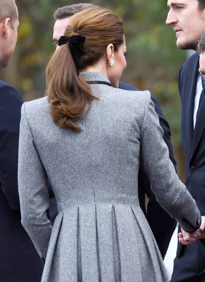 Không hổ danh biểu tượng thời trang, Công nương Kate biến món đồ nhỏ xinh này thành hot trend mùa lạnh - Ảnh 2.