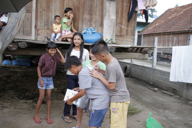 Lê Thiện Hiếu không nhịn được cười khi thấy thí sinh Cầu thủ nhí dẫm phải... phân bò - Ảnh 2.