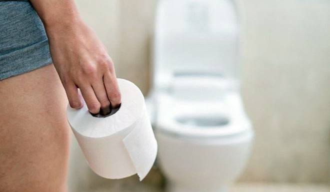 Sai lầm phổ biến trong tư thế đi vệ sinh có thể gây bệnh - Ảnh 6.