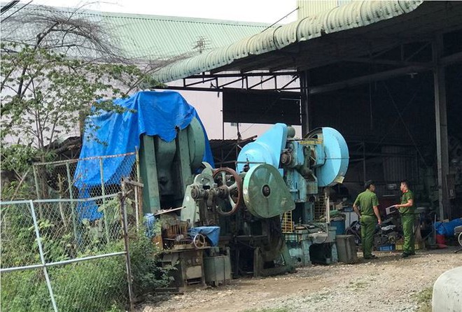 Người đ&agrave;n &ocirc;ng chết kh&ocirc; trong chiếc m&aacute;y dập sắt ở S&agrave;i G&ograve;n - Ảnh 1.